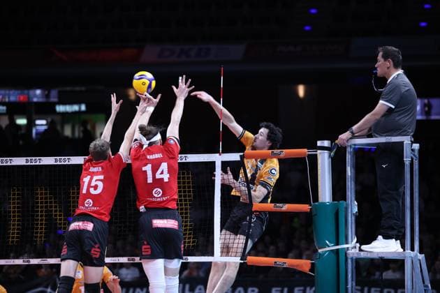 Tobias Zander (SV Warnemünde, 15), Jan-philipp Krabel (SV Warnemünde, 14) in the defence, BRVolleys vs SV Warnemünde, Bundesliga, 2025_10_21 , Spieltag 3, Photo: Foot.Bowl Thomas Sobotzki Copyright: xFootxBowl ThomasxSobotzkix