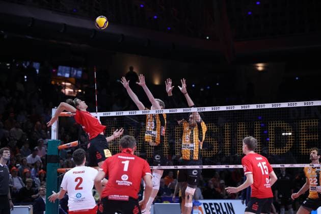 Lukasz Dydzik (SV Warnemünde, 11) by the spike, BRVolleys vs SV Warnemünde, Bundesliga, 2025_10_21 , Spieltag 3, Photo: Foot.Bowl Thomas Sobotzki Copyright: xFootxBowl ThomasxSobotzkix