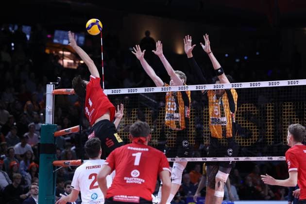 Lukasz Dydzik (SV Warnemünde, 11) by the spike, BRVolleys vs SV Warnemünde, Bundesliga, 2025_10_21 , Spieltag 3, Photo: Foot.Bowl Thomas Sobotzki Copyright: xFootxBowl ThomasxSobotzkix