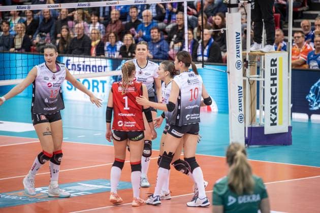 Marta Kamelija Levinska Dresdner SC, 15 and team, Disappointed faces at the Dresdner SC team GER, Allianz MTV Stuttgart Dresdner SC, Volleyball Bundesliga, VBL, 2025 2026 season, 29 10 2025 GER, Allianz MTV Stuttgart Dresdner SC, Volleyball Bundesliga, VBL, 2025 2026 season, 29 10 2025 Stuttgart Copyright: xSandyxDinkelackerx EP_SDR