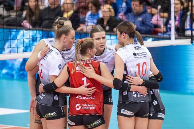 Marta Kamelija Levinska Dresdner SC, 15 and team, Disappointed faces at the Dresdner SC team GER, Allianz MTV Stuttgart Dresdner SC, Volleyball Bundesliga, VBL, 2025 2026 season, 29 10 2025 GER, Allianz MTV Stuttgart Dresdner SC, Volleyball Bundesliga, VBL, 2025 2026 season, 29 10 2025 Stuttgart Copyright: xSandyxDinkelackerx EP_SDR