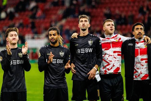 DFB Pokal 1 FSV Mainz 05 vs VfB Stuttgart, 29 10 2025 MAINZ, GERMANY OCTOBER 29 Atakan Karazor VfB Stuttgart, 16 and teammates celebrate after the team s victory in the DFB Pokal match between DFB Pokal 1 FSV Mainz 05 vs VfB Stuttgart at MEWA Arena on matchday 2 of the DFB Pokal on October 29, 2025 in Mainz, Germany DFL REGULATIONS PROHIBIT ANY USE OF PHOTOGRAPHS AS IMAGE SEQUENCES AND OR QUASI VIDEO Copyright: xBEAUTIFULxSPORTS Hahnex