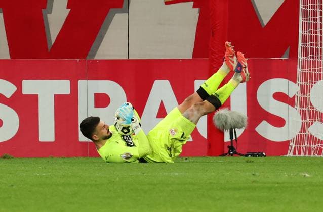 29 10 2025, Germany, Mainz, Soccer DFB Pokal 2 round, Season 2025 2026, 1 FSV Mainz 05 vs VfB Stuttgart, Fabian Bredlow VfB