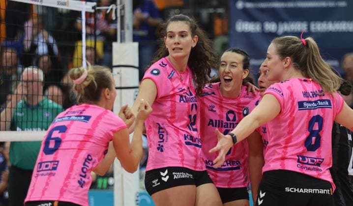 Stuttgart , Volleyball Bundesliga Allianz MTV Stuttgart vs Dresdner SC , from left Antonia Stautz Lucia Varela Gomez Lydia Grote Eleanor Holthaus Allianz