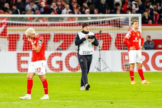 DFB Pokal 1 FSV Mainz 05 vs VfB Stuttgart, 29 10 2025 MAINZ, GERMANY OCTOBER 29 Benedict Hollerbach 1 FSV Mainz 05, 17 and Nelson Weiper 1 FSV Mainz 05, 44 and teammates look dejected following the team s defeat after the DFB Pokal match between DFB Pokal 1 FSV Mainz 05 vs VfB Stuttgart at MEWA Arena on matchday 2 of the DFB Pokal on October 29, 2025 in Mainz, Germany DFL REGULATIONS PROHIBIT ANY USE OF PHOTOGRAPHS AS IMAGE SEQUENCES AND OR QUASI VIDEO Copyright: xBEAUTIFULxSPORTS Hahnex