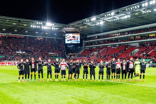 DFB Pokal 1 FSV Mainz 05 vs VfB Stuttgart, 29 10 2025 MAINZ, GERMANY OCTOBER 29 The Stuttgart players celebrate after the team s victory in the DFB Pokal match between DFB Pokal 1 FSV Mainz 05 vs VfB Stuttgart at MEWA Arena on matchday 2 of the DFB Pokal on October 29, 2025 in Mainz, Germany DFL REGULATIONS PROHIBIT ANY USE OF PHOTOGRAPHS AS IMAGE SEQUENCES AND OR QUASI VIDEO Copyright: xBEAUTIFULxSPORTS Hahnex