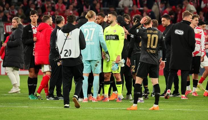 29 10 2025, Germany, Mainz, Soccer DFB Cup 2 Round, Season 2025 2026, 1 FSV Mainz 05 vs VfB Stuttgart, Discussion between v l Robin Zentner FSV , Fabian Bredlow VfB