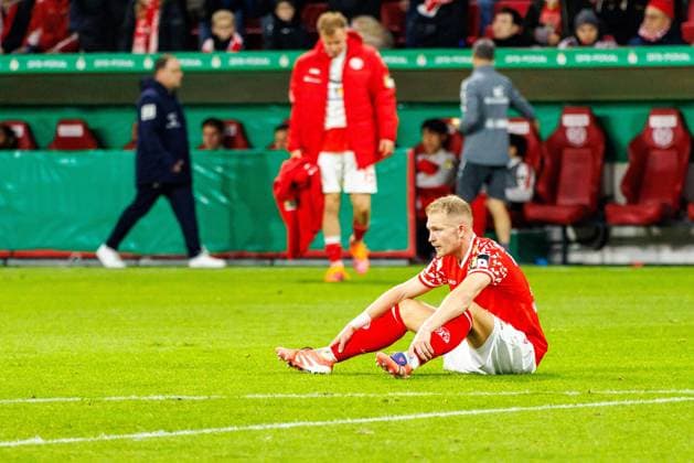 DFB Pokal 1 FSV Mainz 05 vs VfB Stuttgart, 29 10 2025 MAINZ, GERMANY OCTOBER 29 Andreas Hanche Olsen 1 FSV Mainz 05, 25 and teammates look dejected following the team s defeat in the DFB Pokal match between DFB Pokal 1 FSV Mainz 05 vs VfB Stuttgart at MEWA Arena on matchday 2 of the DFB Pokal on October 29, 2025 in Mainz, Germany DFL REGULATIONS PROHIBIT ANY USE OF PHOTOGRAPHS AS IMAGE SEQUENCES AND OR QUASI VIDEO Copyright: xBEAUTIFULxSPORTS Hahnex