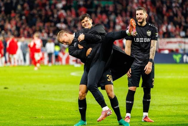 DFB Pokal 1 FSV Mainz 05 vs VfB Stuttgart, 29 10 2025 MAINZ, GERMANY OCTOBER 29 Maximilian Mittelstaedt VfB Stuttgart, 7 and Chema VfB Stuttgart, 30 and teammates celebrate after the team s victory in the DFB Pokal match between DFB Pokal 1 FSV Mainz 05 vs VfB Stuttgart at MEWA Arena on matchday 2 of the DFB Pokal on October 29, 2025 in Mainz, Germany DFL REGULATIONS PROHIBIT ANY USE OF PHOTOGRAPHS AS IMAGE SEQUENCES AND OR QUASI VIDEO Copyright: xBEAUTIFULxSPORTS Hahnex