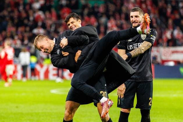 DFB Pokal 1 FSV Mainz 05 vs VfB Stuttgart, 29 10 2025 MAINZ, GERMANY OCTOBER 29 Maximilian Mittelstaedt VfB Stuttgart, 7 and Chema VfB Stuttgart, 30 and teammates celebrate after the team s victory in the DFB Pokal match between DFB Pokal 1 FSV Mainz 05 vs VfB Stuttgart at MEWA Arena on matchday 2 of the DFB Pokal on October 29, 2025 in Mainz, Germany DFL REGULATIONS PROHIBIT ANY USE OF PHOTOGRAPHS AS IMAGE SEQUENCES AND OR QUASI VIDEO Copyright: xBEAUTIFULxSPORTS Hahnex