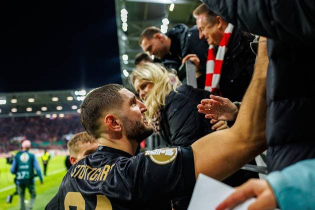 DFB Pokal 1 FSV Mainz 05 vs VfB Stuttgart, 29 10 2025 MAINZ, GERMANY OCTOBER 29 Jeff Chabot VfB Stuttgart, 24 and teammates celebrate after the team s victory in the DFB Pokal match between DFB Pokal 1 FSV Mainz 05 vs VfB Stuttgart at MEWA Arena on matchday 2 of the DFB Pokal on October 29, 2025 in Mainz, Germany DFL REGULATES PROHIBIT ANY USE OF PHOTOGRAPHS AS IMAGE SEQUENCES AND OR QUASI VIDEO Copyright: xBEAUTIFULxSPORTS Hahnex