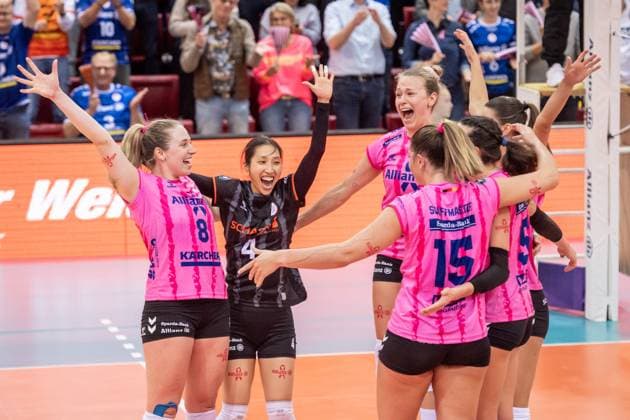 Eleanor Holthaus Allianz MTV Stuttgart, 08 , Yurika Bamba Allianz MTV Stuttgart, 04 , Antonia Stautz Allianz MTV Stuttgart, 06 , Anna Koulberg Allianz MTV Stuttgart, 09 and Melani Shaffmaster Allianz MTV Stuttgart, 15 are happy after their home win, Cheers, joy, laughter GER, Allianz MTV Stuttgart Dresdner SC, Volleyball Bundesliga, VBL, 2025 2026 season, 29 10 2025 GER, Allianz MTV Stuttgart Dresdner SC, Volleyball Bundesliga, VBL, 2025 2026 season, 29 10 2025 Stuttgart Copyright: xSandyxDinkelackerx EP_SDR