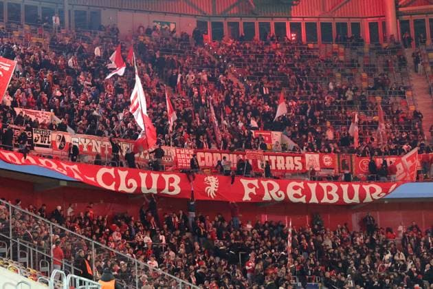 29 10 2025, xrekx, Fußball DFB Pokal 2 Runde, Fortuna Duesseldorf SC Freiburg v l Freiburg Fans ,Stimmung, Schals, Trikot, Fahne, Banner, Ultras, Zuschauer, Besucher, Choreo, Choreografie, atmosphere, spectators, Visitors DFL DFB REGULATIONS PROHIBIT ANY USE OF PHOTOGRAPHS as IMAGE SEQUENCES and or QUASI VIDEO Duesseldorf