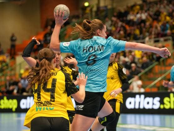 Julie Holm Thueringer HC, 08 on jump shot Past Lara Egeling Borussia Dortmund, 44 Borussia Dortmund vs Thueringer HC, Handball, 1 Bundesliga Women, Matchday 7, Season 2025 2026, 29 10 2025 Borussia Dortmund vs Thueringer HC, Handball, 1 Bundesliga Women, Matchday 7, Season 2025 2026, 29 10 2025 Dortmund Copyright: xEibner-Pressefoto DamianxKruczynx EP_DKI