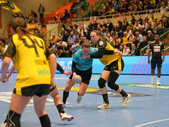 Csenge Kuczora Thueringer HC, 59 in duel with Emma Olsson Borussia Dortmund, 29 Borussia Dortmund vs Thueringer HC, Handball, 1 Bundesliga Women, Matchday 7, Season 2025 2026, 29 10 2025 Borussia Dortmund vs Thueringer HC, Handball, 1 Bundesliga Women, Matchday 7, Season 2025 2026, 29 10 2025 Dortmund Copyright: xEibner-Pressefoto DamianxKruczynx EP_DKI