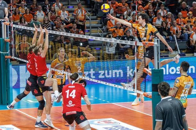 29 10 25, Berlin, Volleyball 1 Bundesliga, Men, Matchday 3, BR Volleys SV Warnemuende, Max Schmeling Halle Nolan Flexen Berlin Volleys plays the ball over the net BR Volleys SV Warnemuende