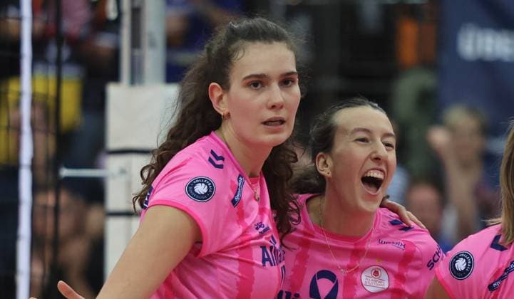 Stuttgart , Volleyball Bundesliga Allianz MTV Stuttgart vs Dresdner SC , from left Lucia Varela Gomez Lydia Grote Allianz
