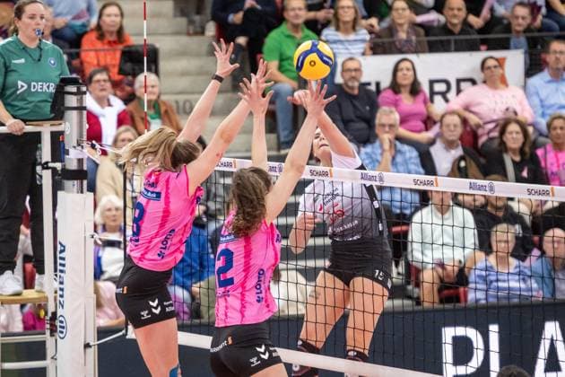 Marta Kamelija Levinska Dresdner SC, 15 against Stuttgart block of Eleanor Holthaus Allianz MTV Stuttgart, 08 and Lucia Varela Gomez Allianz MTV Stuttgart, 12 GER, Allianz MTV Stuttgart Dresdner SC, Volleyball Bundesliga, VBL, season 2025 2026, 29 10 2025 GER, Allianz MTV Stuttgart Dresdner SC, Volleyball Bundesliga, VBL, season 2025 2026, 29 10 2025 Stuttgart Copyright: xSandyxDinkelackerx EP_SDR