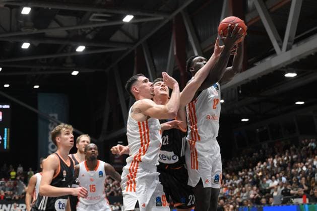 Amadou Sow NINERS Chemnitz on the ball, Diego Garavaglia ratiopharm ulm center and Yordan Minchev NINERS Chemnitz center, left GER, NINERS Chemnitz vs ratiopharm ulm, Basketball, BKT EuroCup, Matchday 5, Season 2025 2026, 29 10 2025 GER, NINERS Chemnitz vs ratiopharm ulm, Basketball, BKT EuroCup, Matchday 5, Season 2025 2026, 29 10 2025 Chemnitz Copyright: xEibner-Pressefoto BertxHarzerx EP_BHR
