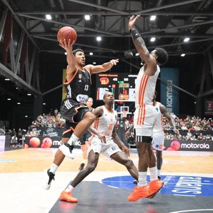 Mark Smith ratiopharm ulm left Tyron Brewer NINERS Chemnitz center and Corey Davis Jr NINERS Chemnitz right GER, NINERS Chemnitz vs ratiopharm ulm, Basketball, BKT EuroCup, Matchday 5, Season 2025 2026, 29 10 2025 GER, NINERS Chemnitz vs ratiopharm ulm, Basketball, BKT EuroCup, Matchday 5, Season 2025 2026, 29 10 2025 Chemnitz Copyright: xEibner-Pressefoto BertxHarzerx EP_BHR