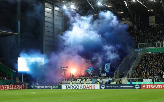 29 10 2025, xdcx, Fußball DFB Pokal 2 Runde, SV Darmstadt 98 FC Schalke 04, emonline, emspor, despor, v l , Schalke Fans zünden Pyrotechnik, Pyro, Rauch, Feuer, Bengalos, Rauchbomben, pirotecnica, fumo, fuoco, Wunderkerzen DFL DFB REGULATIONS PROHIBIT ANY USE OF PHOTOGRAPHS AS IMAGE SEQUENCES AND OR QUASI VIDEO Copyright: HMBxMedia Claus