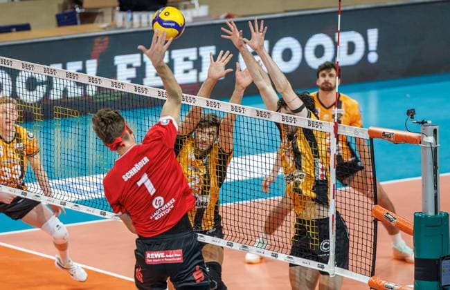 29 10 25, Berlin, Volleyball 1 Bundesliga, Men, Matchday 3, BR Volleys SV Warnemuende, Max Schmeling Halle Soeren Schroeder SV Warnemuende plays the ball against the block of Matthew Knigge Berlin Volleys and Nolan Flexen Berlin Volleys BR Volleys SV Warnemuende