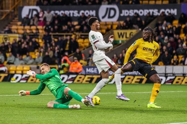 Carabao Cup Last 16 Wolverhampton Wanderers v Chelsea Chelsea goalkeeper Filip Jorgensen pressures the ball as Tolu Arokodare of Wolverhampton Wanderers breaks towards goal during the Carabao Cup Last 16 Wolverhampton Wanderers vs Chelsea at Molineux, Wolverhampton, United Kingdom, 29th October 2025 (Photo by Alfie Cosgrove News Images) Wolverhampton Molineux West Midlands United Kingdom Copyright: xAlfiexCosgrove NewsxImagesx
