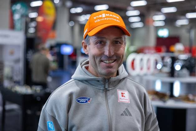 Einkleidung der Nordischen Disziplinen des Deutschen Skiverbands für die Olympischen Winterspiele 2026, Nürnberg, 29.10..2025 Peter Schlickenrieder, Sportdirektor Skilanglauf des Deutschen Skiverbands (DSV), bei der offiziellen Einkleidung des deutschen Olympia-Teams für die Olympischen Winterspiele Mailand-Cortina 2026. Er trägt einen grauen DSV-Hoodie mit Logos von adidas, Kaufland, Personalshop und TQ, sowie eine orangefarbene Kappe mit dem Schriftzug Viessmann Wärmepumpen. Das Porträt wurde in der Messehalle in Nürnberg aufgenommen. Nürnberg Bayern Deutschland *** Dressing of the Nordic disciplines of the German Ski Association for the Olympic Winter Games 2026, Nuremberg, 29 10 2025 Peter Schlickenrieder, Sports Director Cross-Country Skiing of the German Ski Association DSV , at the official dressing of the German Olympic team for the Olympic Winter Games Milan Cortina 2026 He wears a gray DSV hoodie with logos of adidas, Kaufland, Personalshop and TQ, as well as an orange cap with the lettering Viessmann Wärmepumpen The portrait was taken in the exhibition hall in Nuremberg Nuremberg Bavaria Germany 20251029-286A1518-M5000