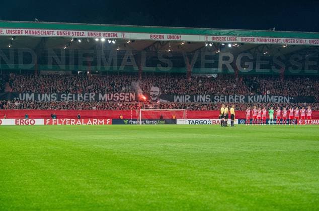 Soccer, Men, Season 2025 2026, DFB Pokal 2 Round , 1 FC Union Berlin DSC Arminia Bielefeld, before kick-off the recently deceased Hans Joachim Lesching is remembered, 29 10 2025, Copyright: xSebastianxRäppold MatthiasxKochx