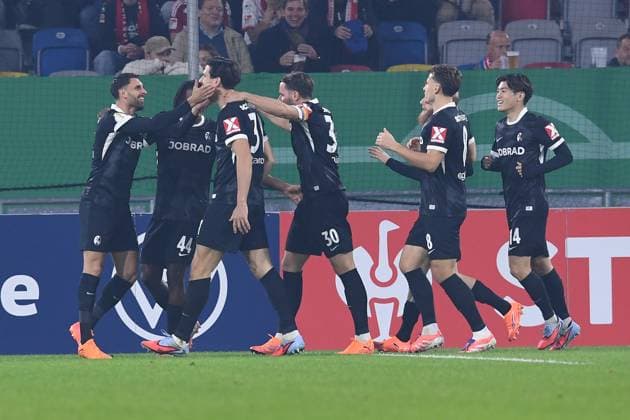Soccer DFB Pokal 2 Runde Fortuna Düsseldorf SC Freiburg am 29 10 2025 in der Merkur Spiel Arena in Düsseldorf Torjubel zum 0 1 durch Igor Matanovic Freiburg DFB regulations prohibit any use of photographs as image sequences and or quasi video xRx