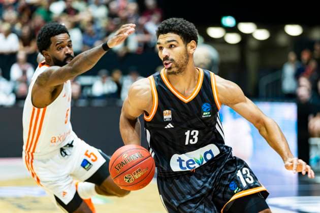 29 10 2025, xomx, Basketball BKT EuroCup 2025 2026, NINERS Chemnitz ratiopharm ulm v l Mark Smith Ratiopharm Ulm on the ball in a duel with Corey Davis Jr Niners Chemnitz Chemnitz