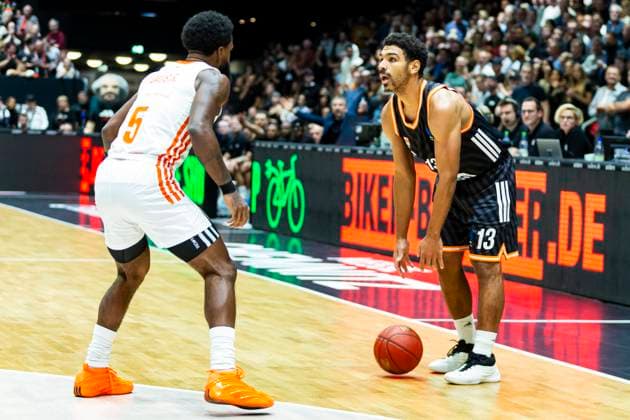 29 10 2025, xomx, Basketball BKT EuroCup 2025 2026, NINERS Chemnitz ratiopharm ulm v l Mark Smith Ratiopharm Ulm on the ball in a duel with Corey Davis Jr Niners Chemnitz Chemnitz