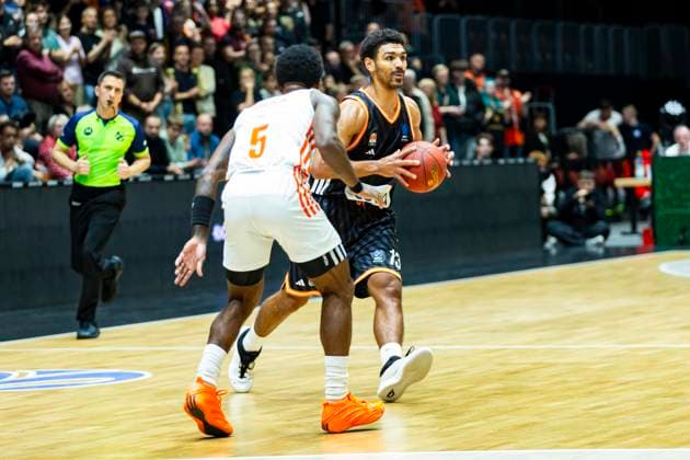29 10 2025, xomx, Basketball BKT EuroCup 2025 2026, NINERS Chemnitz ratiopharm ulm v l Mark Smith Ratiopharm Ulm on the ball in a duel with Corey Davis Jr Niners Chemnitz Chemnitz