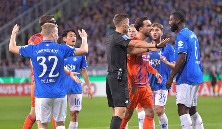 29 10 2025, xblx, Fußball DFB Pokal 2 Runde, SV Darmstadt 98 FC Schalke 04 v l Rudelbildung, Redeedebedarf, Diskussion, reden, Protest, protestieren DFL DFB REGULATIONS PROHIBIT ANY USE OF PHOTOGRAPHS as IMAGE SEQUENCES and or QUASI VIDEO Darmstadt