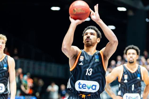 29 10 2025, xomx, Basketball BKT EuroCup 2025 2026, NINERS Chemnitz ratiopharm ulm v l Mark Smith Ratiopharm Ulm on the ball Chemnitz