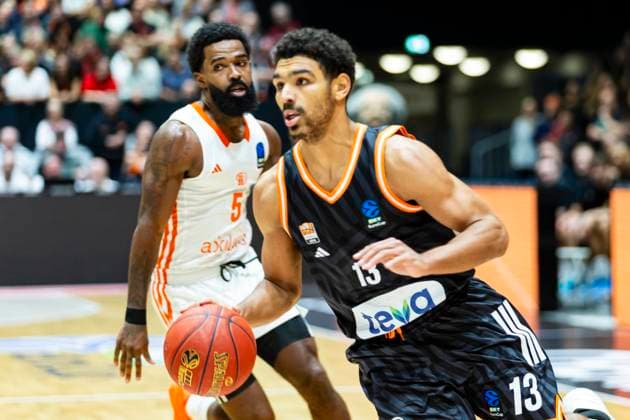 29 10 2025, xomx, Basketball BKT EuroCup 2025 2026, NINERS Chemnitz ratiopharm ulm v l Mark Smith Ratiopharm Ulm on the ball in a duel with Corey Davis Jr Niners Chemnitz Chemnitz