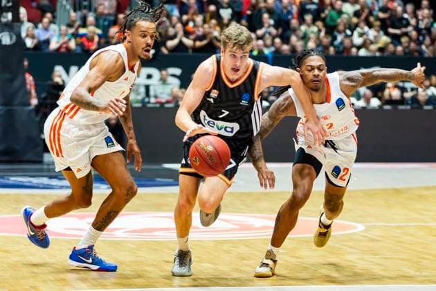 29 10 2025, xomx, Basketball BKT EuroCup 2025 2026, NINERS Chemnitz ratiopharm ulm v l Kevin Yebo Niners Chemnitz , Tobias Jensen Ratiopharm Ulm , Nike Sibande Niners Chemnitz in the fight for the ball Chemnitz