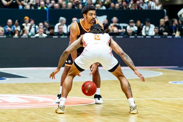 29 10 2025, xomx, Basketball BKT EuroCup 2025 2026, NINERS Chemnitz ratiopharm ulm v l Mark Smith Ratiopharm Ulm and Nike Sibande Niners Chemnitz in a duel on the ball Chemnitz