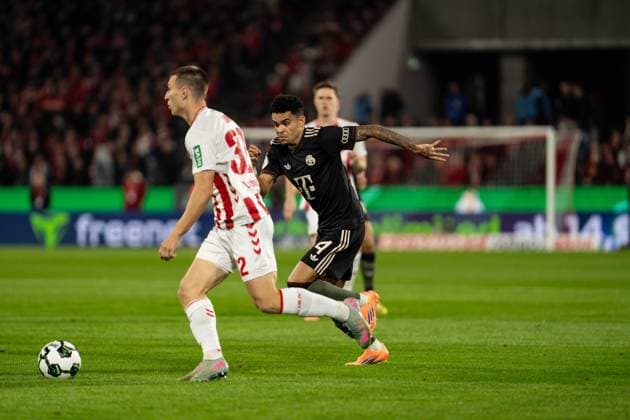GER, DFB Pokal 2 Runde, 1 FC Köln vs FC Bayern München Muenchen 29 10 2025, RheinEnergieSTADION, Köln, GER, DFB Pokal 2 Runde, 1 FC Köln vs FC Bayern München Muenchen im Bild Zweikampf zwischen Kristoffer Lund 1 FC Köln Koeln, 32 und Luis Diaz Luis Diaz FC Bayern München Muenchen, 14 nordphotoxGmbHxx xChristianxSchulze nph000300
