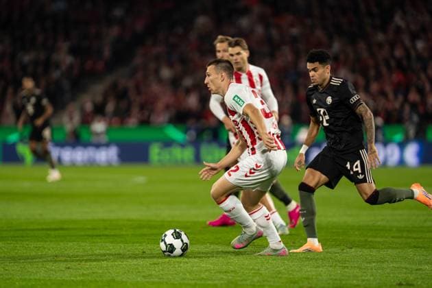 GER, DFB Pokal 2 Runde, 1 FC Köln vs FC Bayern München Muenchen 29 10 2025, RheinEnergieSTADION, Köln, GER, DFB Pokal 2 Runde, 1 FC Köln vs FC Bayern München Muenchen im Bild Zweikampf zwischen Kristoffer Lund 1 FC Köln Koeln, 32 und Luis Diaz Luis Diaz FC Bayern München Muenchen, 14 nordphotoxGmbHxx xChristianxSchulze nph000300