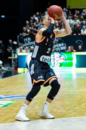 29 10 2025, xomx, Basketball BKT EuroCup 2025 2026, NINERS Chemnitz ratiopharm ulm f l Thomas Klepeisz Ratiopharm Ulm on the ball Single image, cropped image, Chemnitz