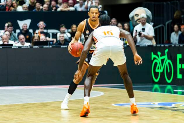 29 10 2025, xomx, Basketball BKT EuroCup 2025 2026, NINERS Chemnitz ratiopharm ulm v l Nelson Weidemann Ratiopharm Ulm and Tyron Brewer Niners Chemnitz in a duel on the ball Chemnitz