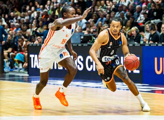 29 10 2025, xomx, Basketball BKT EuroCup 2025 2026, NINERS Chemnitz ratiopharm ulm v l Nelson Weidemann Ratiopharm Ulm and Tyron Brewer Niners Chemnitz in a duel on the ball Chemnitz