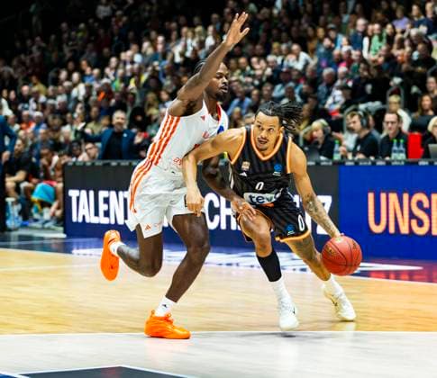 29 10 2025, xomx, Basketball BKT EuroCup 2025 2026, NINERS Chemnitz ratiopharm ulm v l Nelson Weidemann Ratiopharm Ulm and Tyron Brewer Niners Chemnitz in a duel on the ball Chemnitz