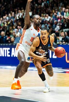 29 10 2025, xomx, Basketball BKT EuroCup 2025 2026, NINERS Chemnitz ratiopharm ulm v l Nelson Weidemann Ratiopharm Ulm and Tyron Brewer Niners Chemnitz in a duel on the ball Chemnitz