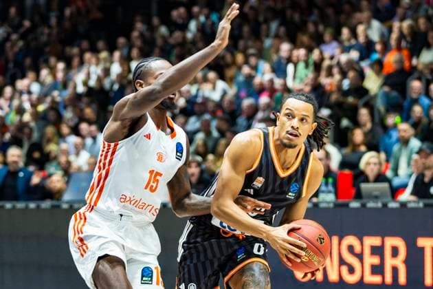 29 10 2025, xomx, Basketball BKT EuroCup 2025 2026, NINERS Chemnitz ratiopharm ulm v l Nelson Weidemann Ratiopharm Ulm and Tyron Brewer Niners Chemnitz in a duel on the ball Chemnitz