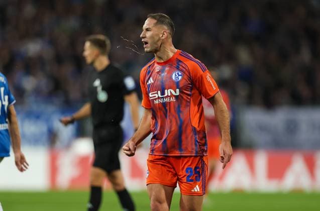 29 10 2025, xdcx, Fußball DFB Pokal 2 Runde, SV Darmstadt 98 FC Schalke 04, emonline, emspor, despor, v l , Nikola Katic FC Schalke 04 gibt Anweisungen, gestikuliert, mit den Armen gestikulieren gives instructions, gesticulate DFL DFB REGULATIONS PROHIBIT ANY USE OF PHOTOGRAPHS AS IMAGE SEQUENCES AND OR QUASI VIDEO Copyright: HMBxMedia Claus