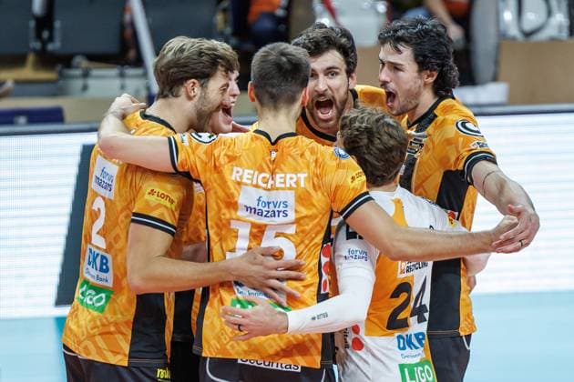 29 10 25, Berlin, Volleyball 1 Bundesliga, Men, Matchday 3, BR Volleys SV Warnemuende, Max Schmeling Halle The team is happy about the point scored BR Volleys SV Warnemuende