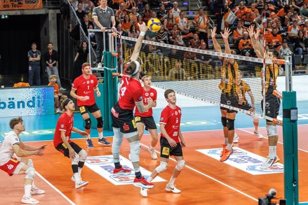 29 10 25, Berlin, Volleyball 1 Bundesliga, Men, Matchday 3, BR Volleys SV Warnemuende, Max Schmeling Halle Jan Philipp Krabel SV Warnemuende plays the ball over the net BR Volleys SV Warnemuende
