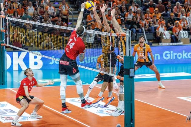 29 10 25, Berlin, Volleyball 1 Bundesliga, Men, Matchday 3, BR Volleys SV Warnemuende, Max Schmeling Halle Jan Philipp Krabel SV Warnemuende plays the ball against the block of Matthew Knigge Berlin Volleys and Moritz Reichert Berlin Volleys BR Volleys SV Warnemuende